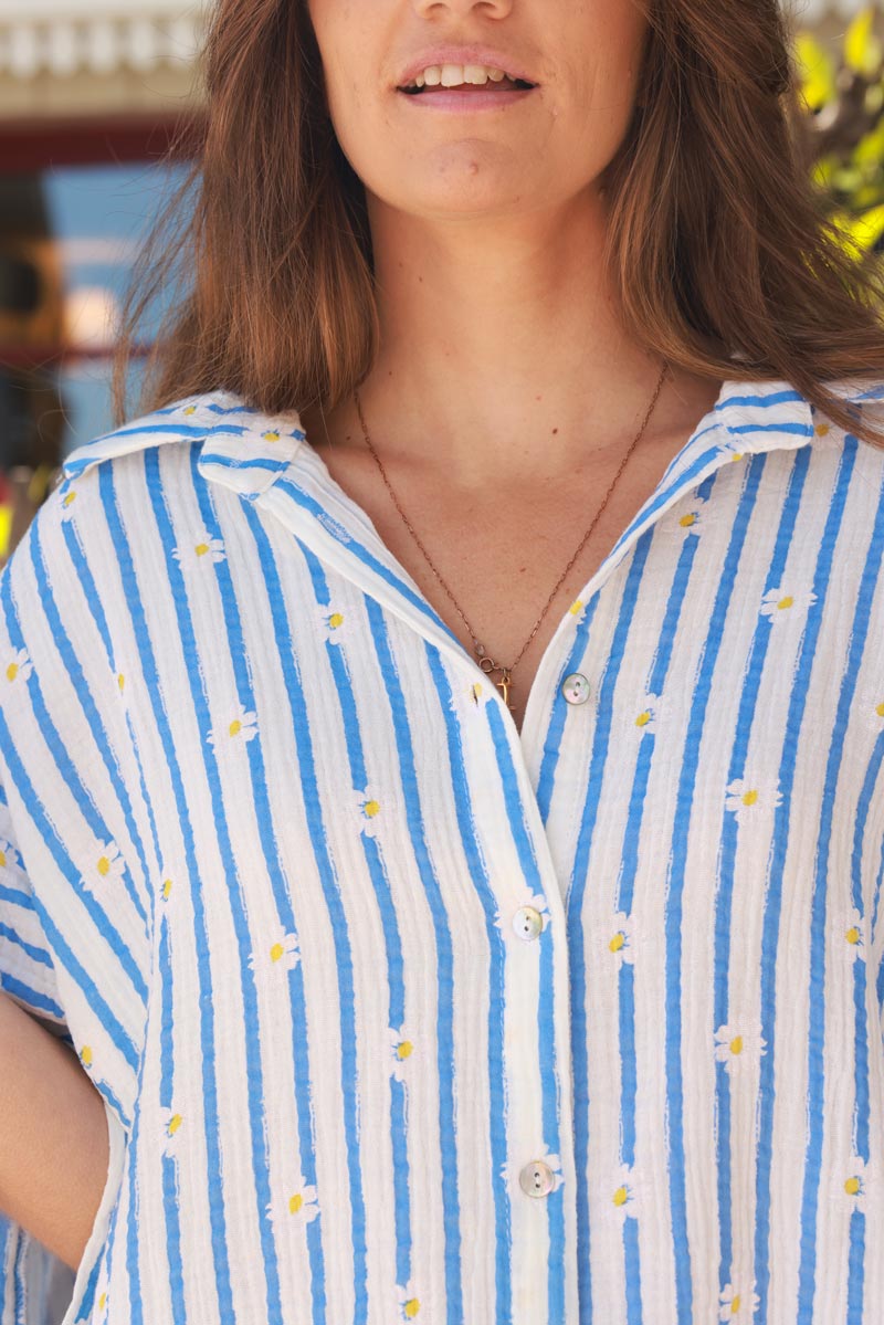 Chemise large manches courtes en gaze de coton à rayures bleues motif fleurs