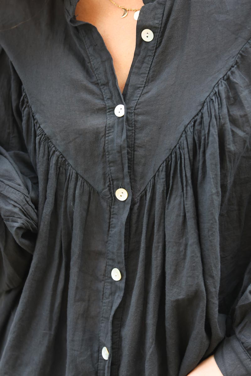 Chemise large noir en coton boutons nacres col v H311 (1)