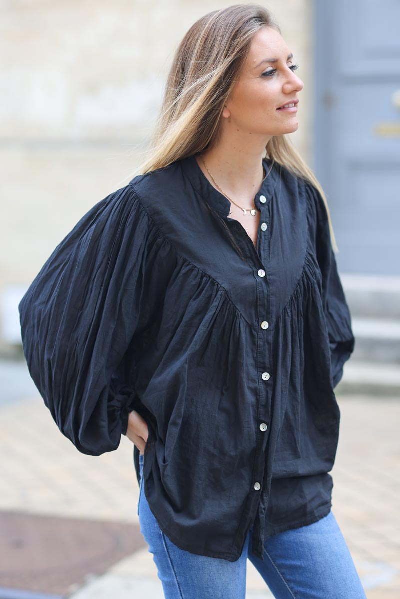 Chemise large noir en coton boutons nacres col v H311 (1)