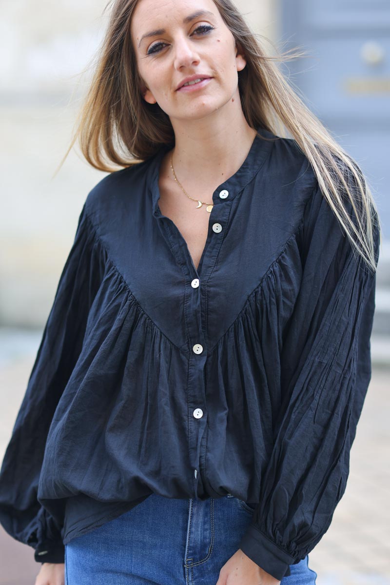 Chemise large noir en coton boutons nacres col v H311 (1)