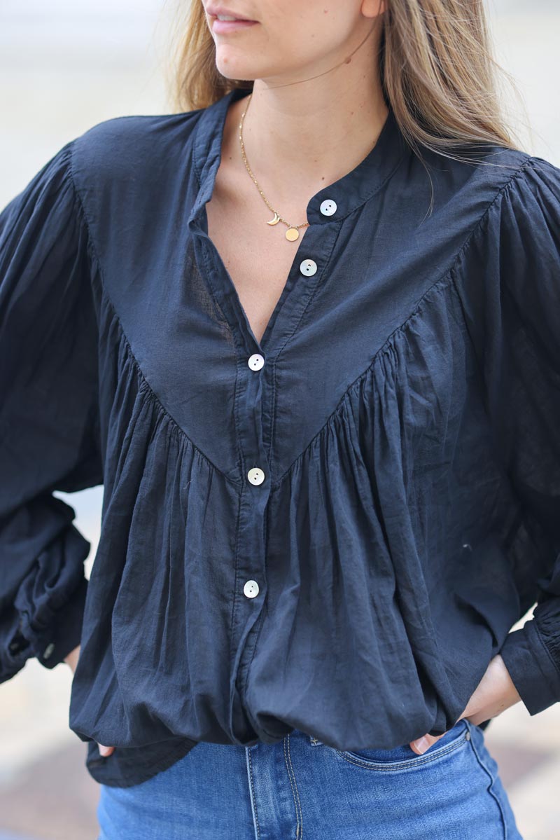 Chemise large noir en coton boutons nacres col v H311 (1)