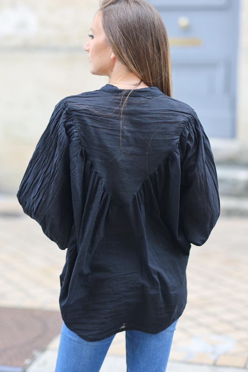 Chemise large noir en coton boutons nacres col v H311 (1)