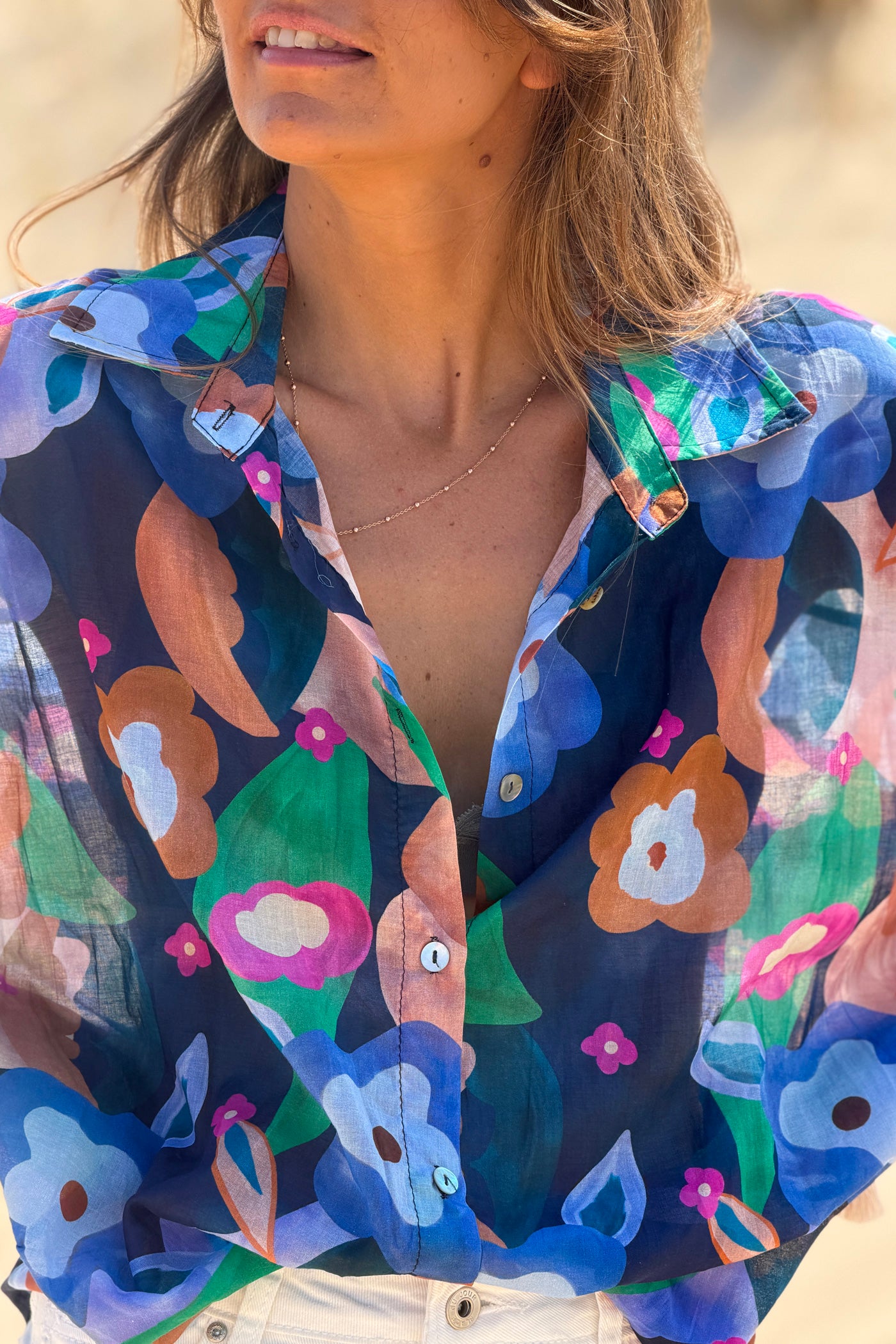 Chemise légère bleu marine en voile de coton imprimé fleurs peinture aquarelle