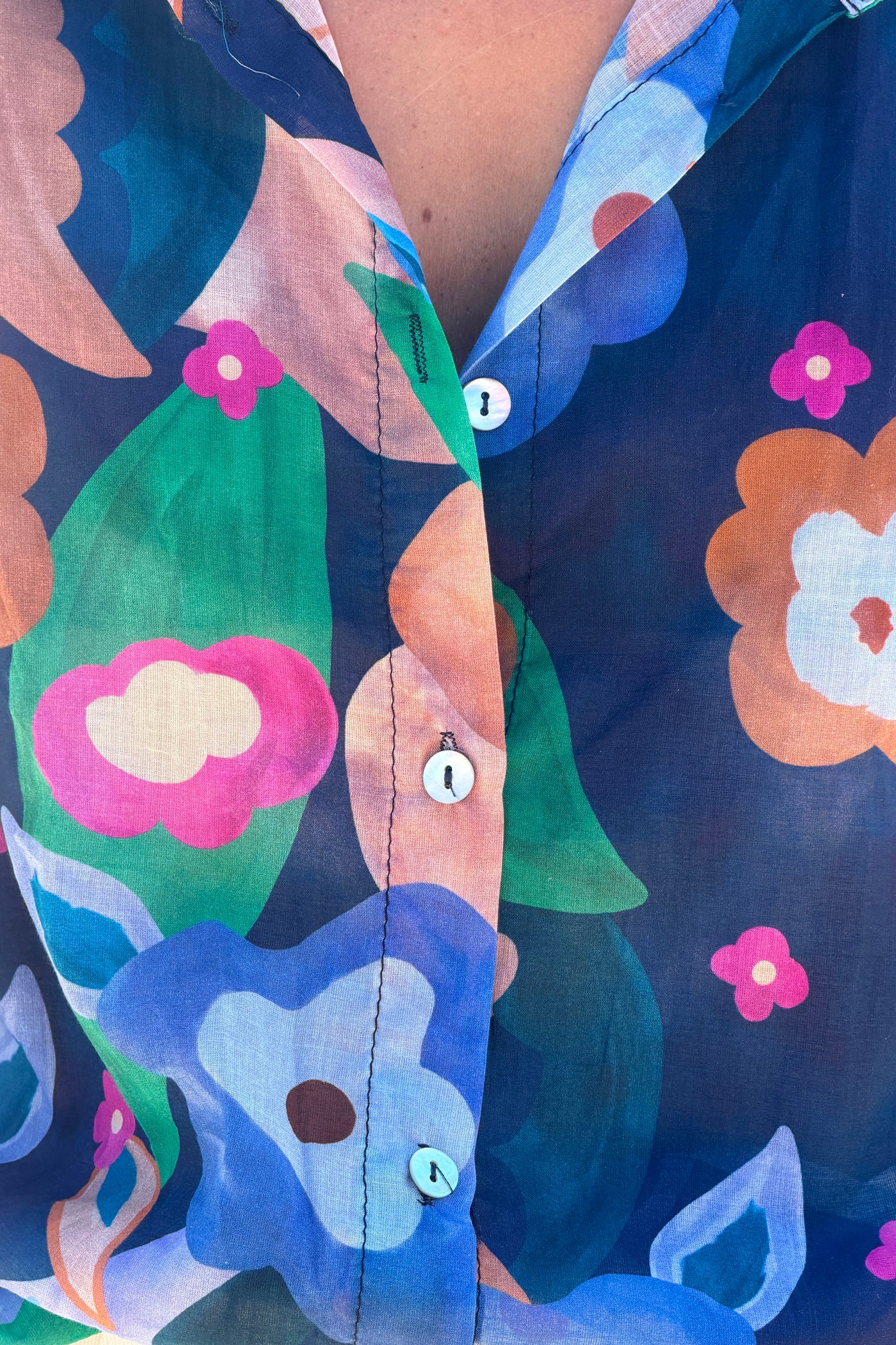 Chemise légère bleu marine en voile de coton imprimé fleurs peinture aquarelle