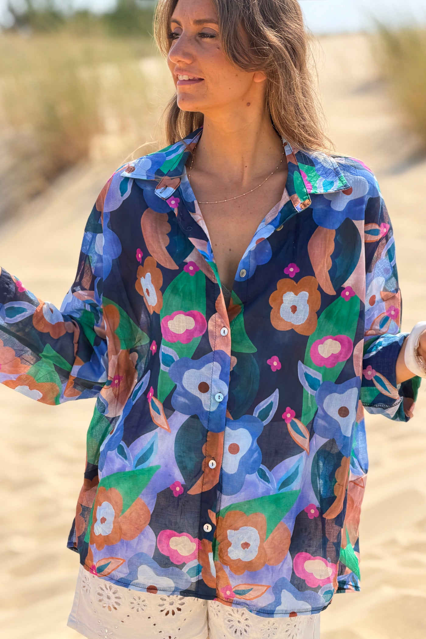 Chemise légère bleu marine en voile de coton imprimé fleurs peinture aquarelle