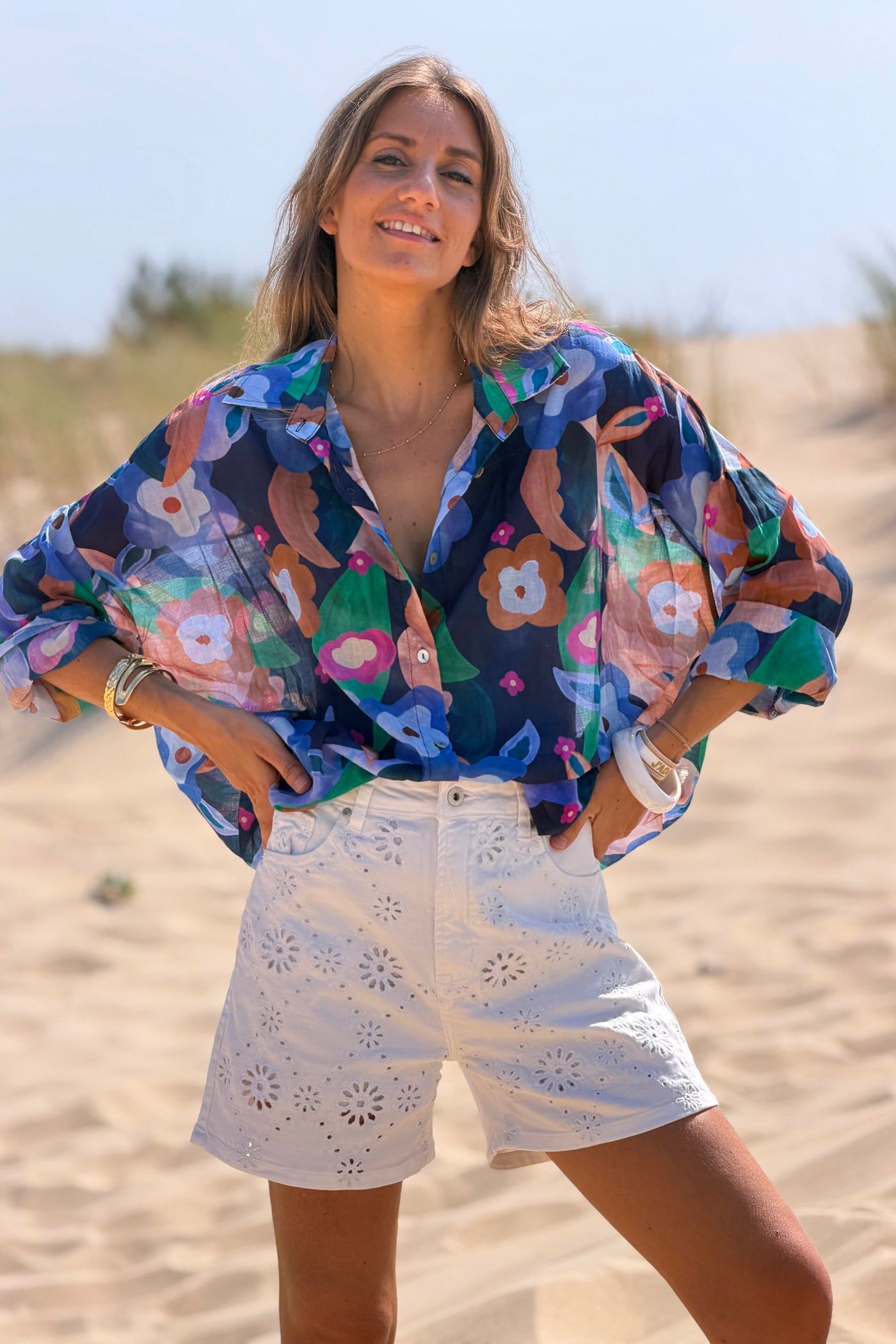 Chemise légère bleu marine en voile de coton imprimé fleurs peinture aquarelle