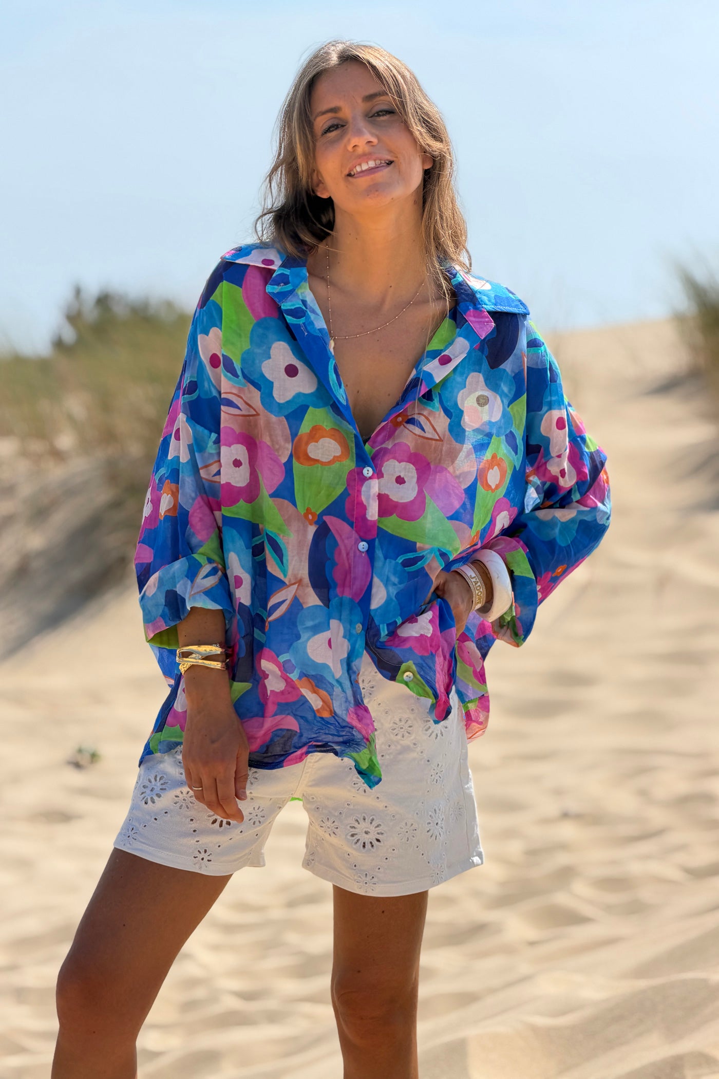 Chemise légère bleu roi en voile de coton imprimé fleurs peinture aquarelle