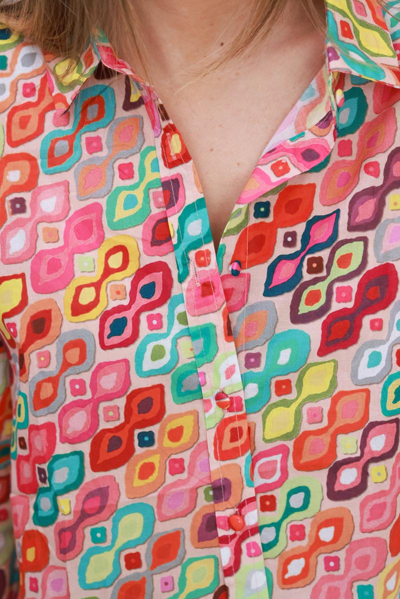 Camisa de algodón ligero con abstracción gráfica colorida.