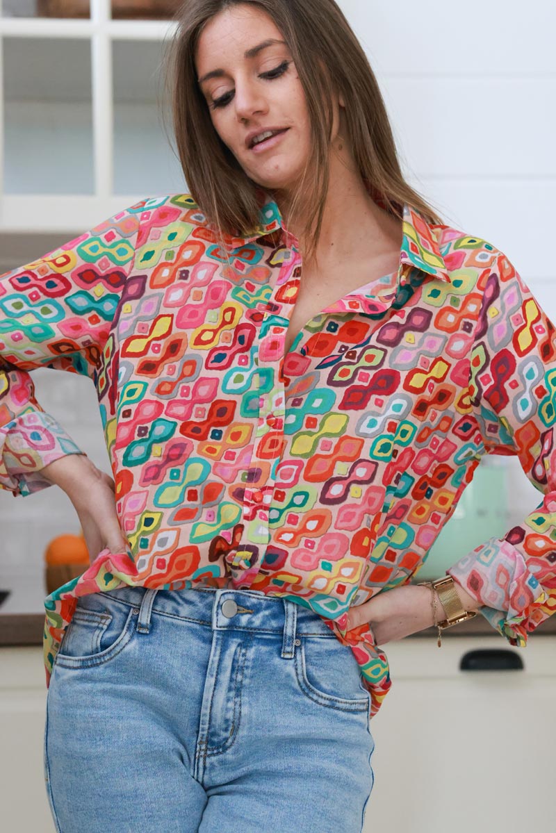 Camisa de algodón ligero con abstracción gráfica colorida.