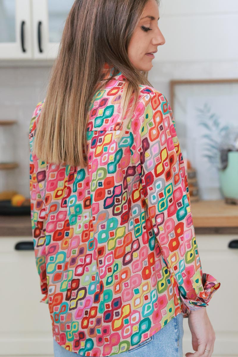 Camisa de algodón ligero con abstracción gráfica colorida.