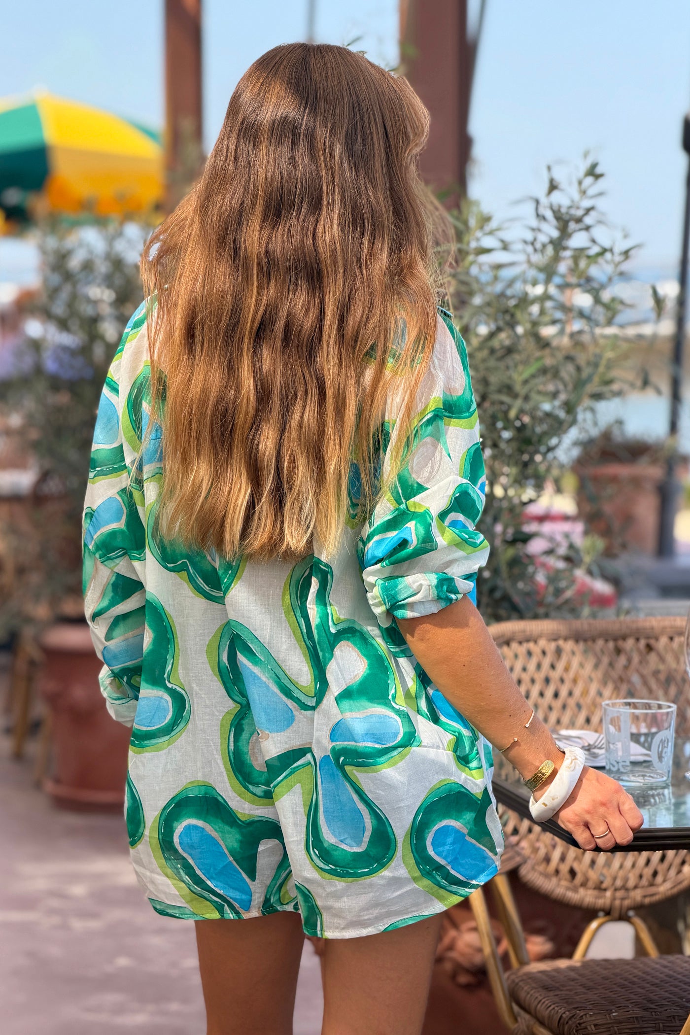 Chemise légère en coton imprimé fleurs seventies vertes