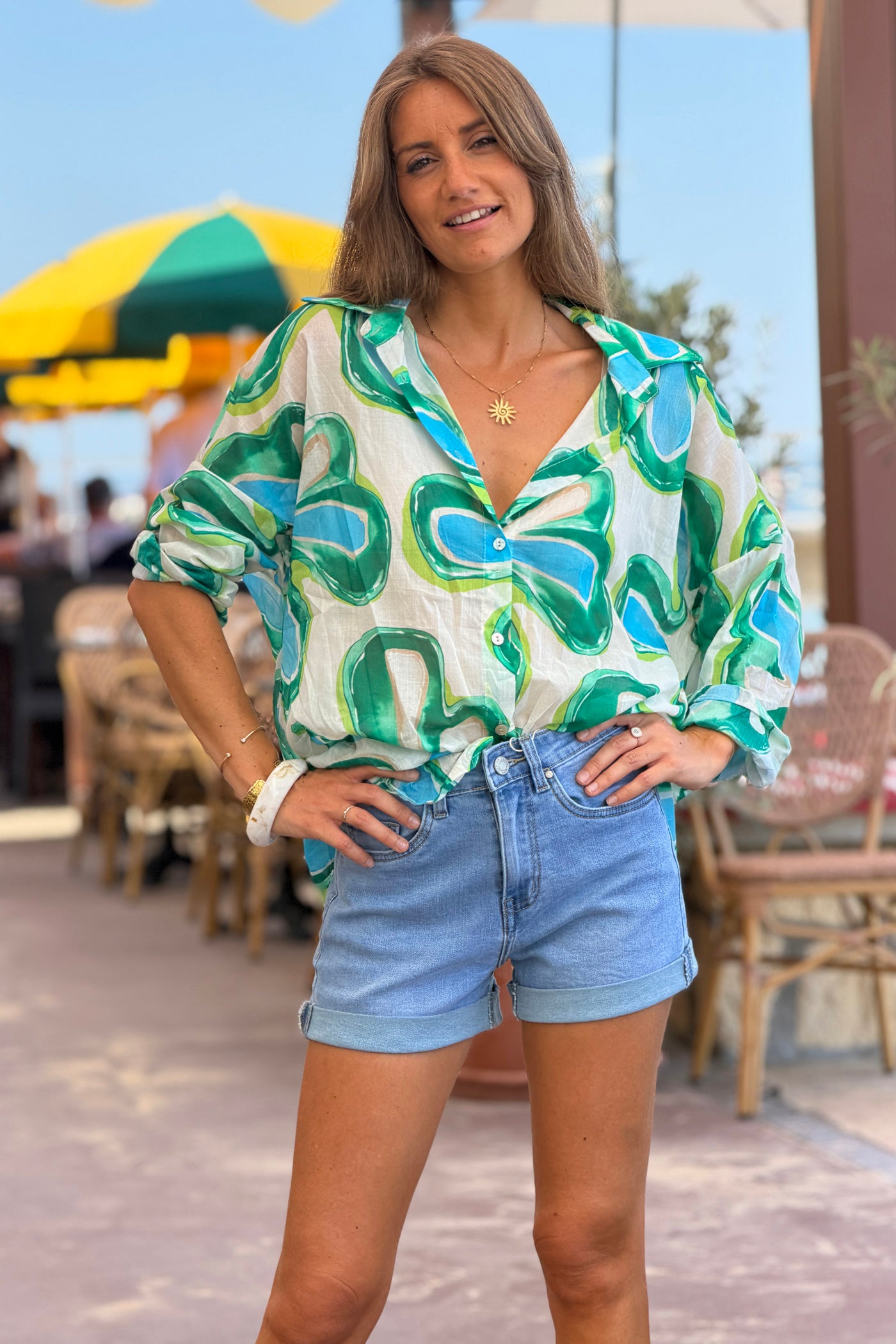 Chemise légère en coton imprimé fleurs seventies vertes