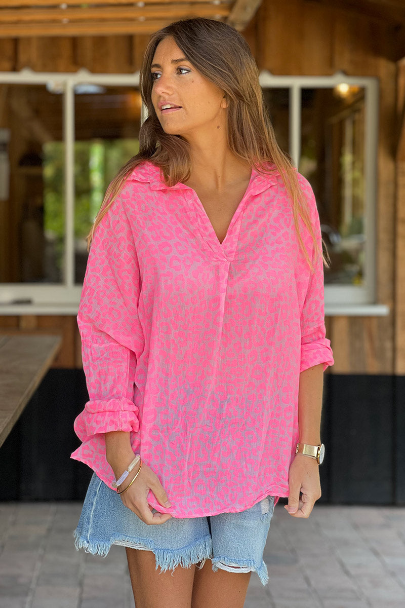 Chemise légère en voile de coton imprimé léopard rose fluo