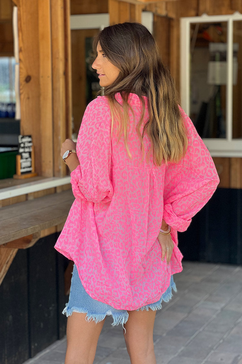 Chemise légère en voile de coton imprimé léopard rose fluo