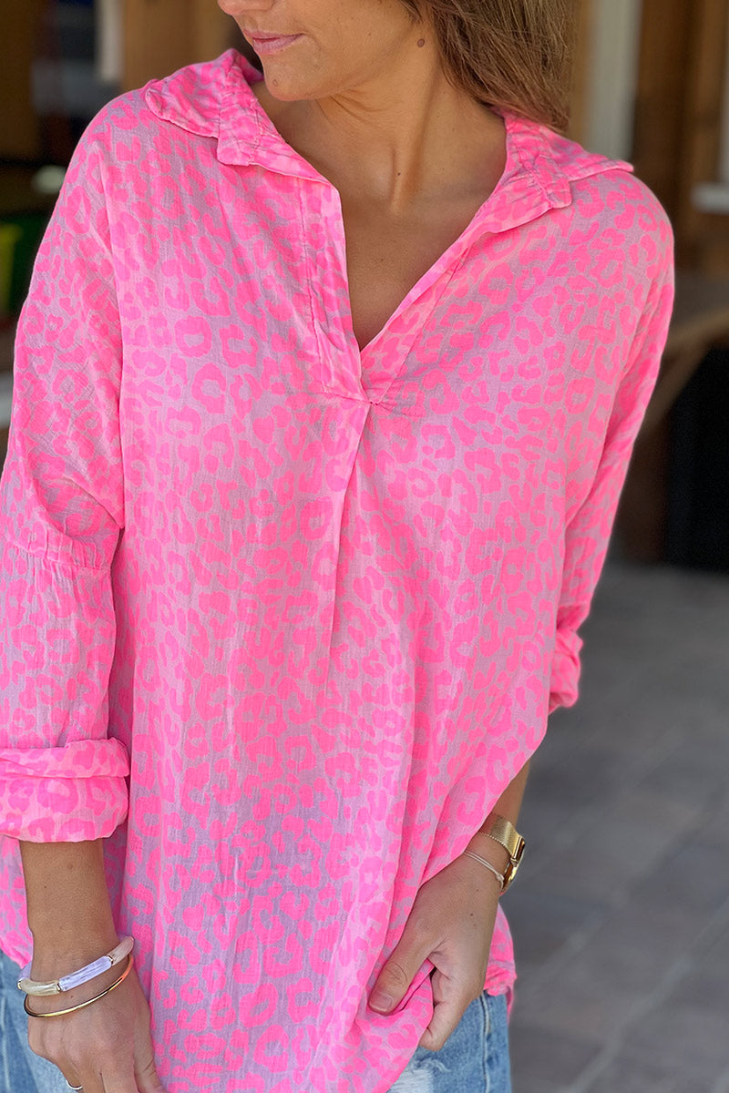 Chemise légère en voile de coton imprimé léopard rose fluo