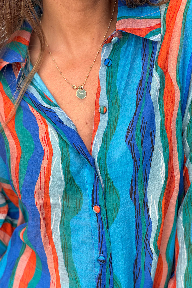 Chemise légère toucher soie bleu roi imprimé rayures vagues colorées