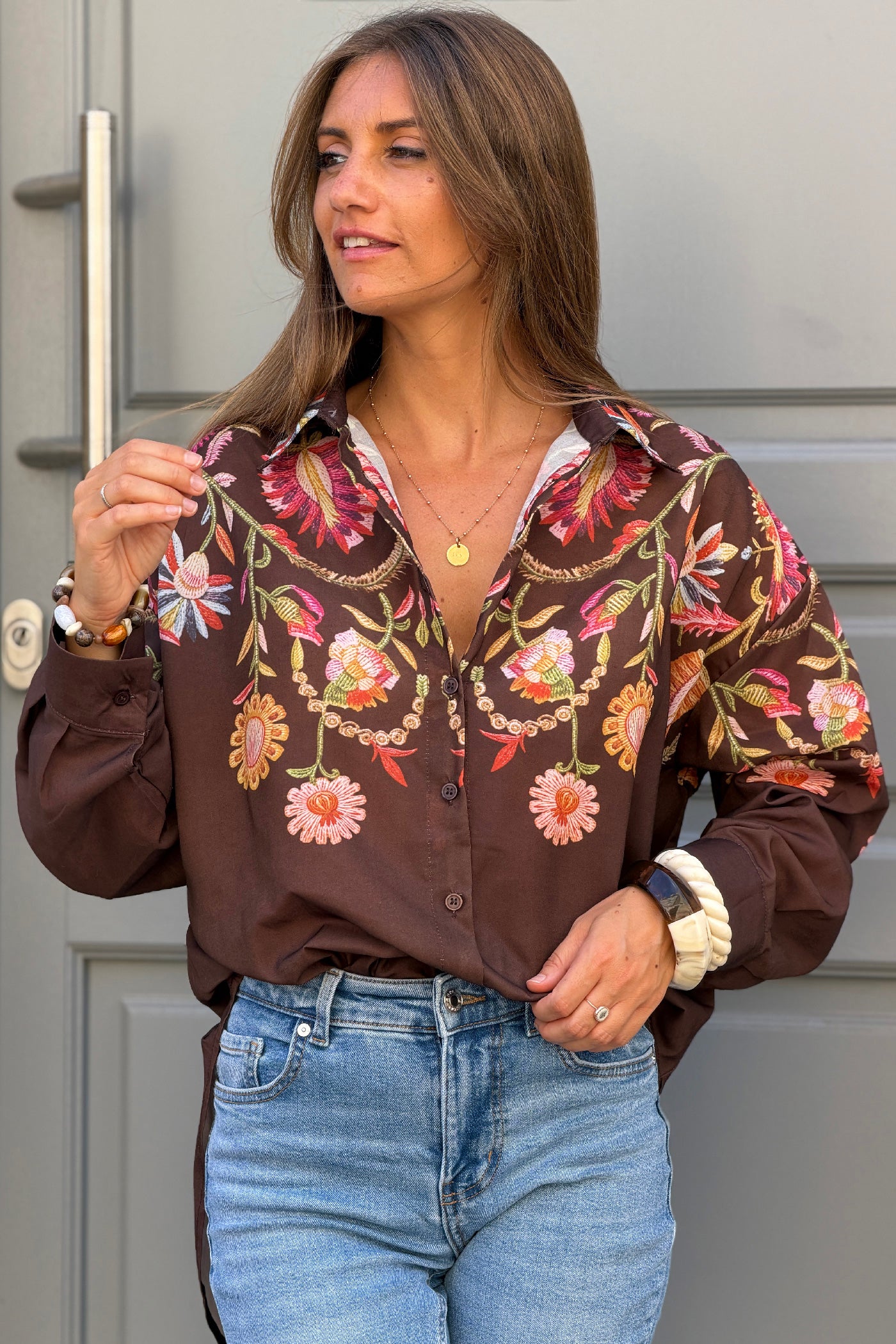 Chemise marron imprimé effet broderie fleurs colorées