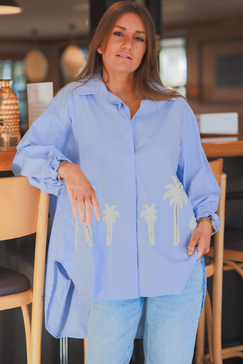 Camisa oversize de algodón azul cielo con bordado de palmeras en rizo y lentejuelas