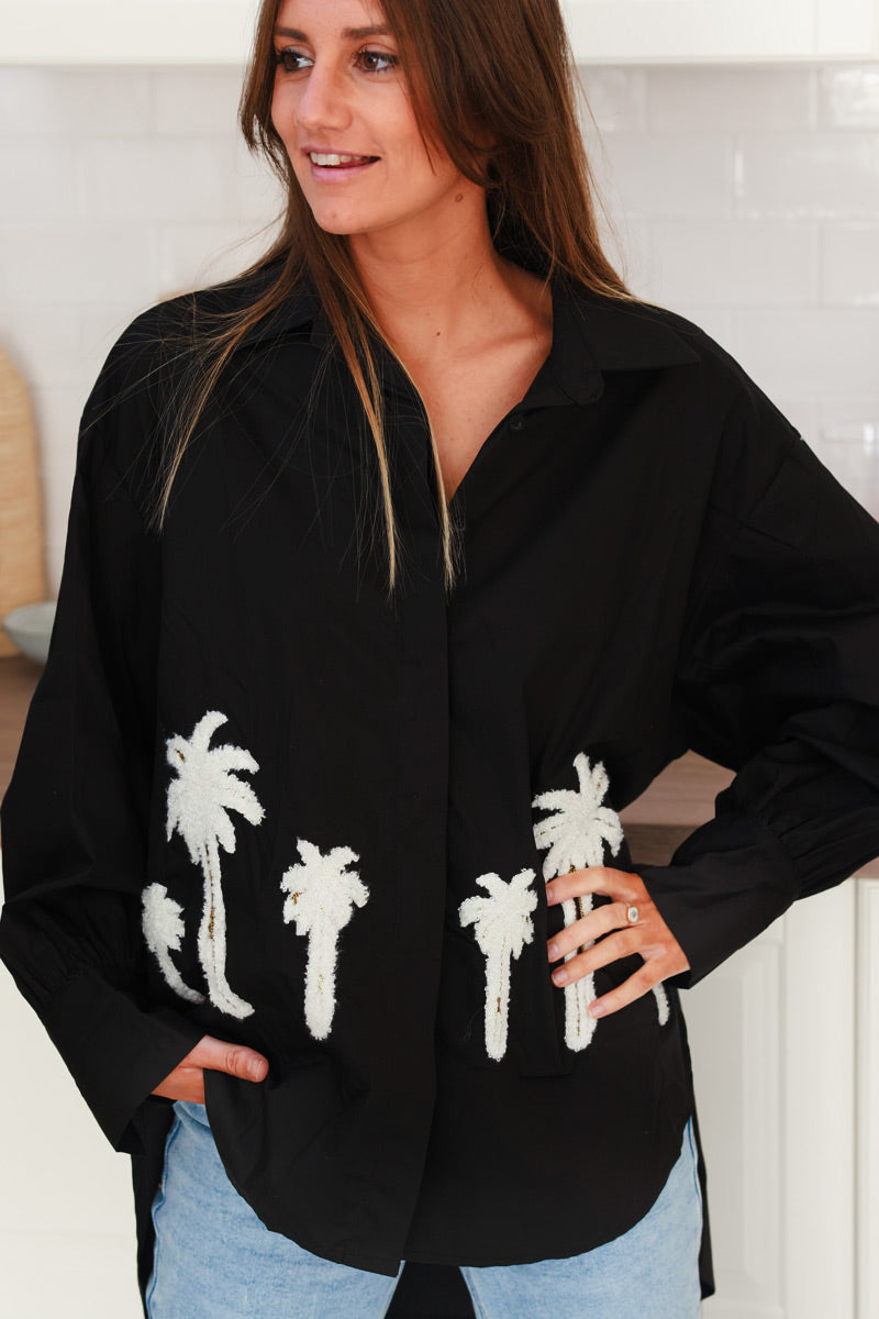 Camisa oversize negra de algodón con bordado de palmeras en rizo y lentejuelas