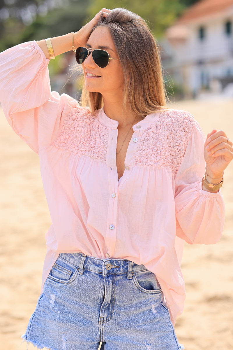 Chemise rose pâle légère col smocké relief effet froissé