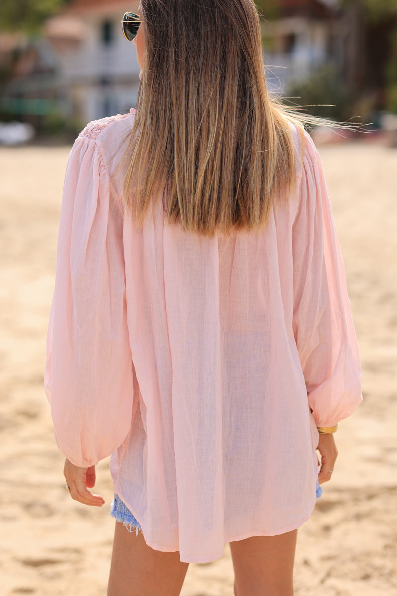 Chemise rose pâle légère col smocké relief effet froissé