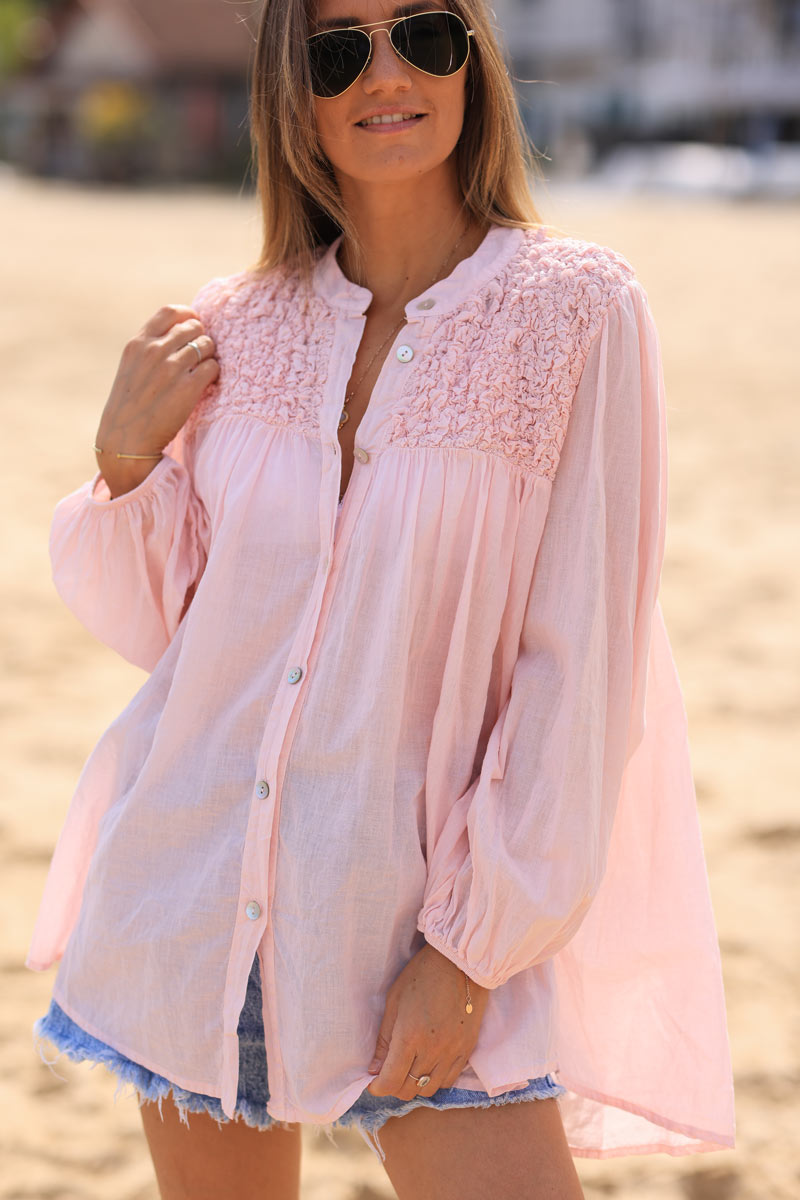 Chemise rose pâle légère col smocké relief effet froissé