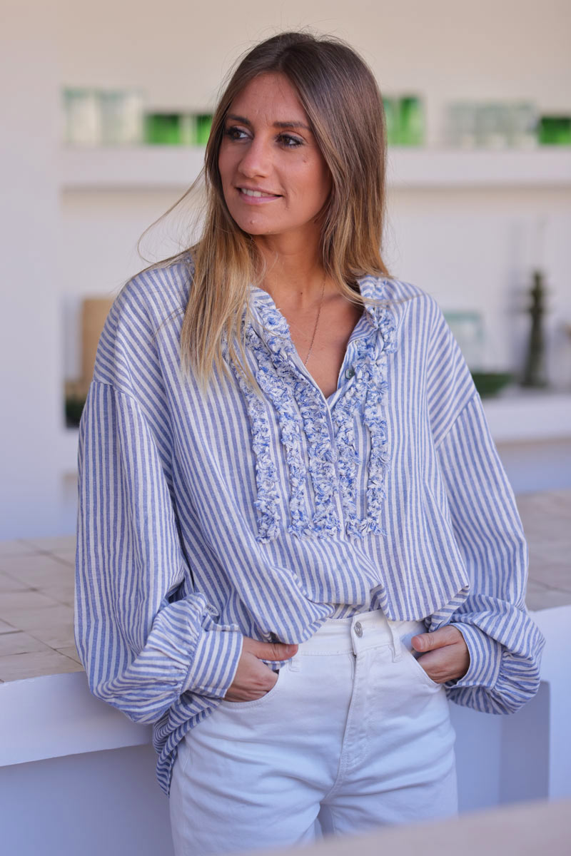 Camisa suave de rayas azul cielo con cuello con volantes