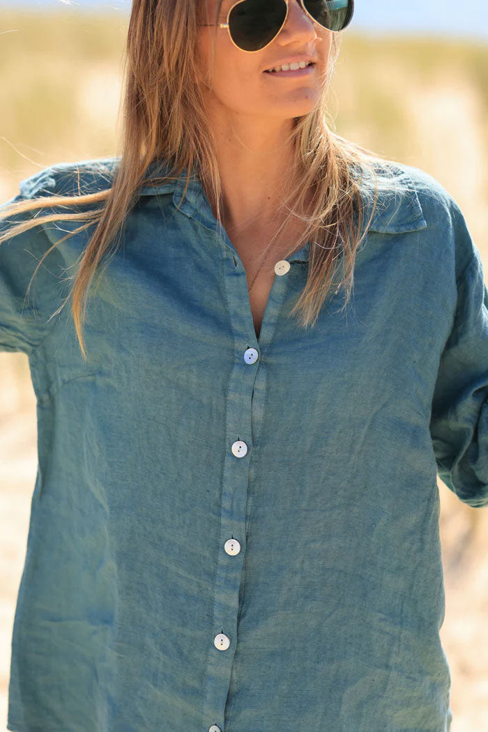 Chemise vert céladon en lin boutons nacrés