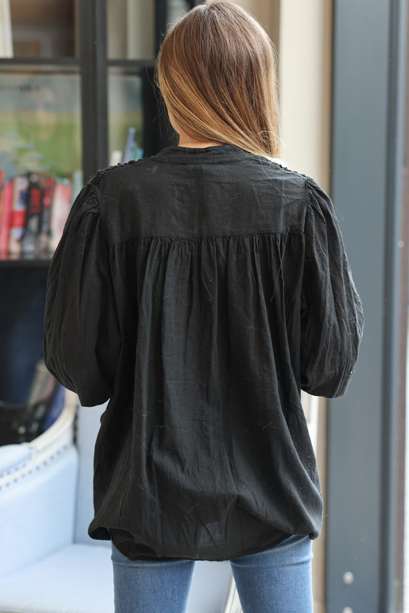 Chemise noire légère col smocké relief effet froissé
