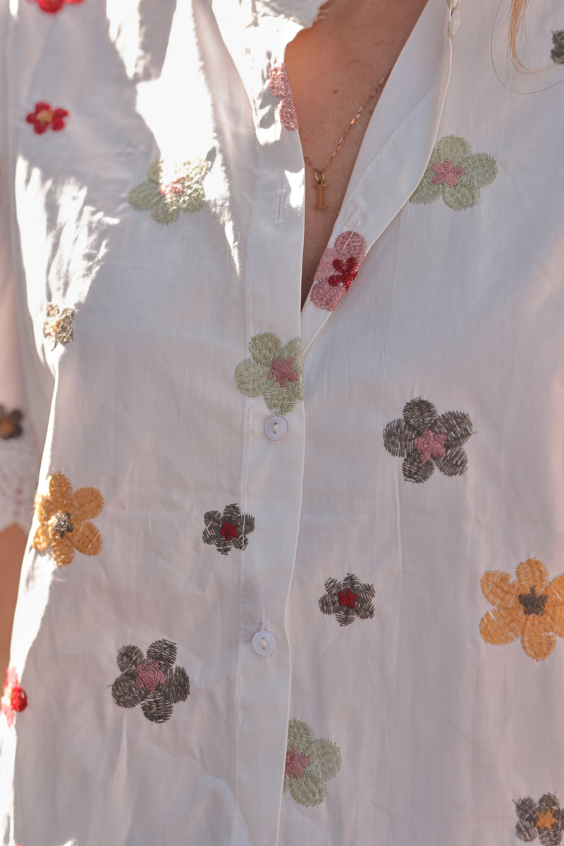 Chemisette blanche broderie fleurs colorées col et manches dentelle
