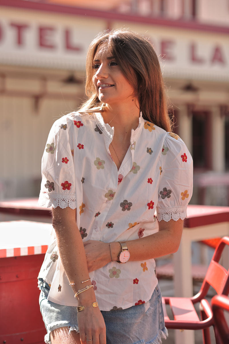 Chemisette blanche broderie fleurs colorées col et manches dentelle