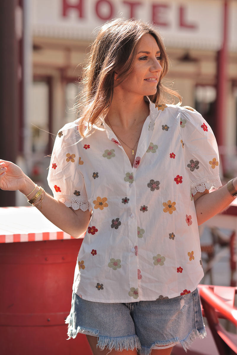 Chemisette blanche broderie fleurs colorées col et manches dentelle