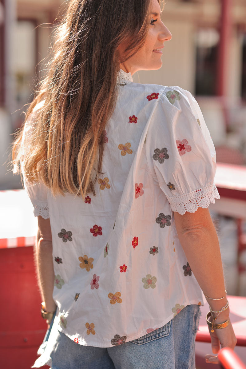 Chemisette blanche broderie fleurs colorées col et manches dentelle