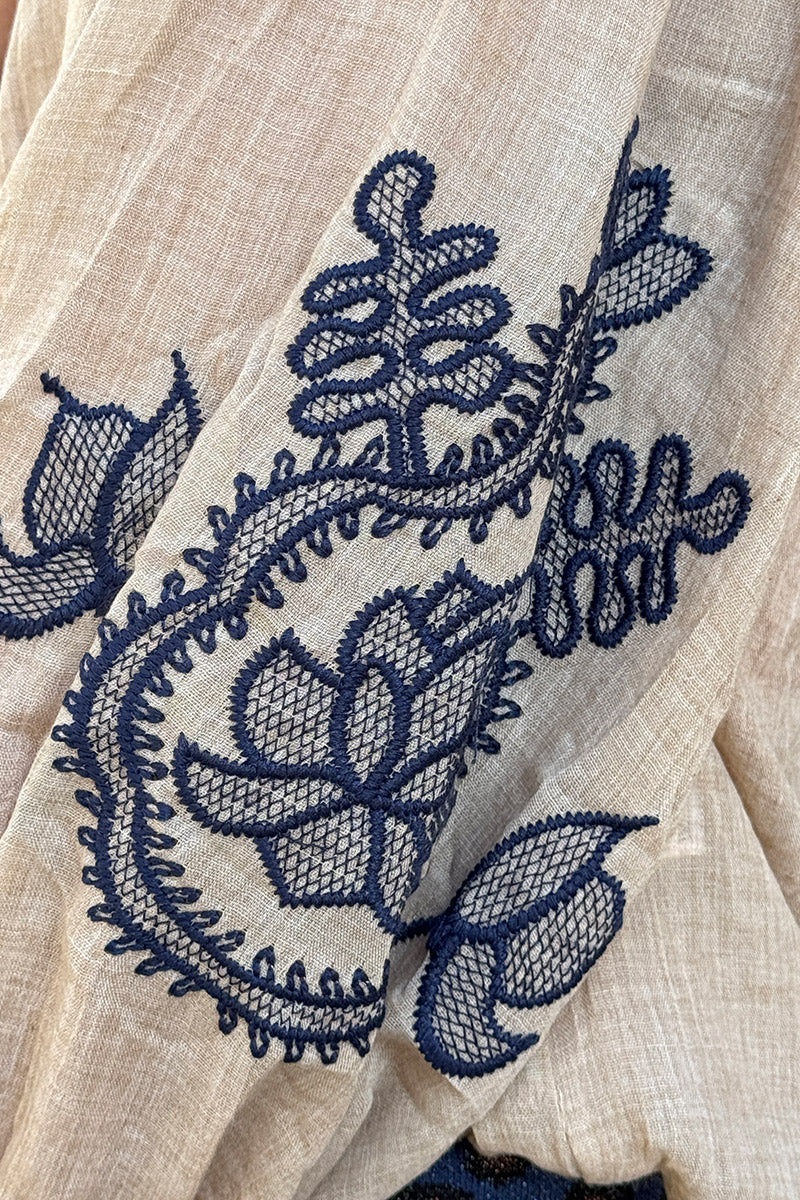 Chemisier beige en coton broderie paisley sur les manches chauve souris