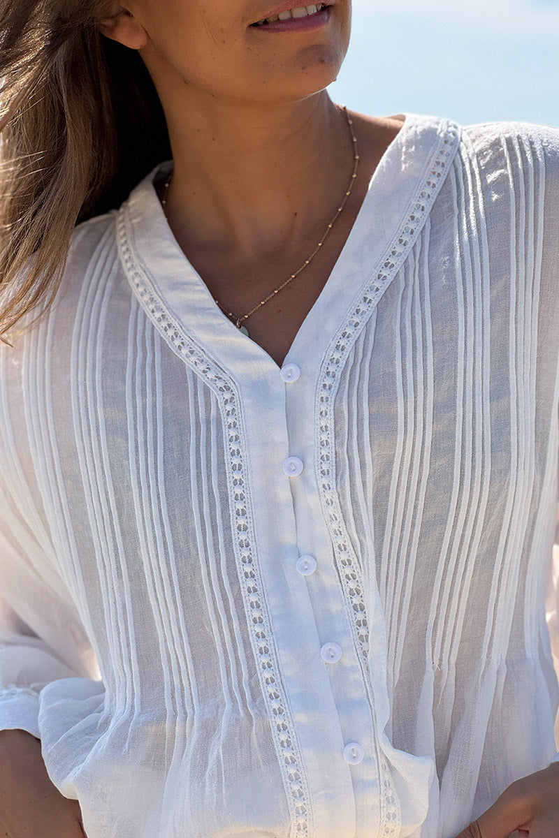 Chemisier blanc cassé à boutons détails plissés et broderie