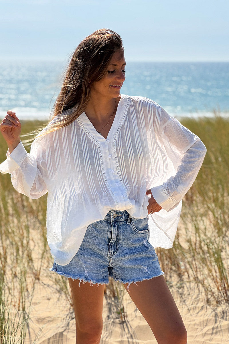 Chemisier blanc cassé à boutons détails plissés et broderie