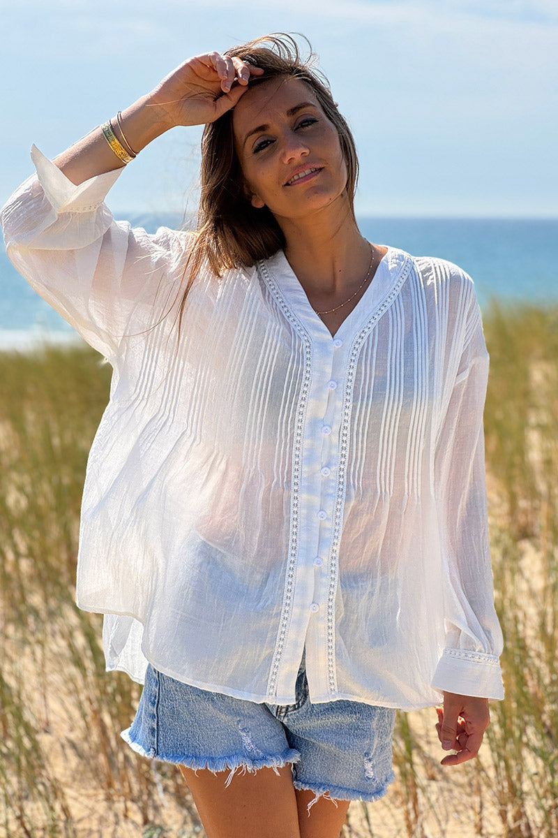 Chemisier blanc cassé à boutons détails plissés et broderie