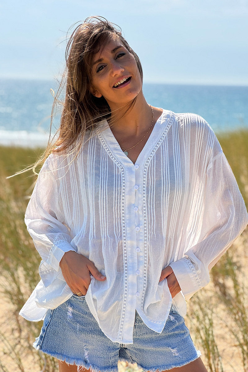 Chemisier blanc cassé à boutons détails plissés et broderie