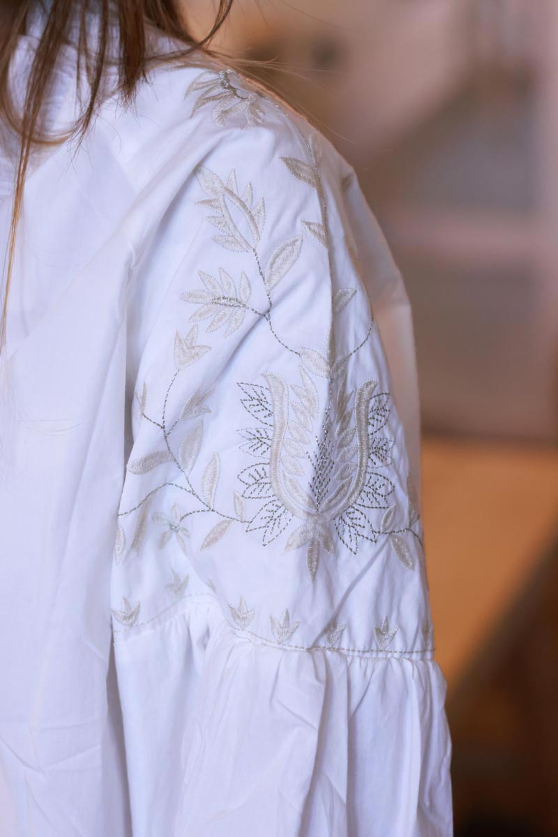 Chemisier blanc col froufrous broderie écrue et dorée sur les épaules