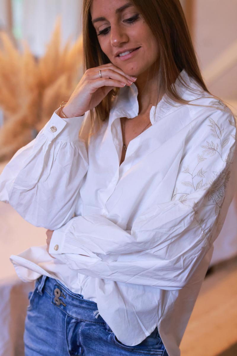 Chemisier blanc col froufrous broderie écrue et dorée sur les épaules
