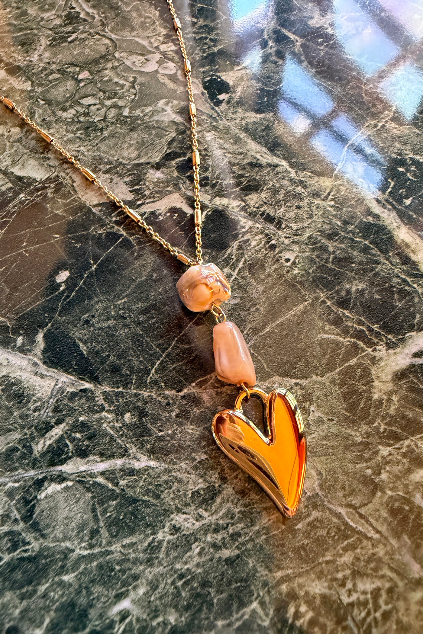 Collier chaîne dorée pendentif cœur doré et pierres acétate beige