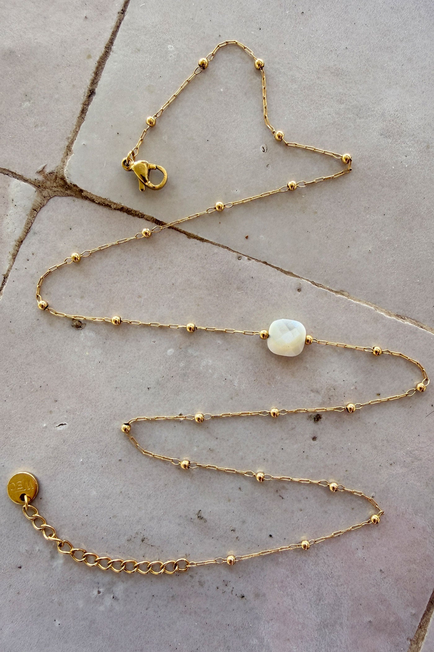 Collier chaine fine avec petite pierre blanche marbrée
