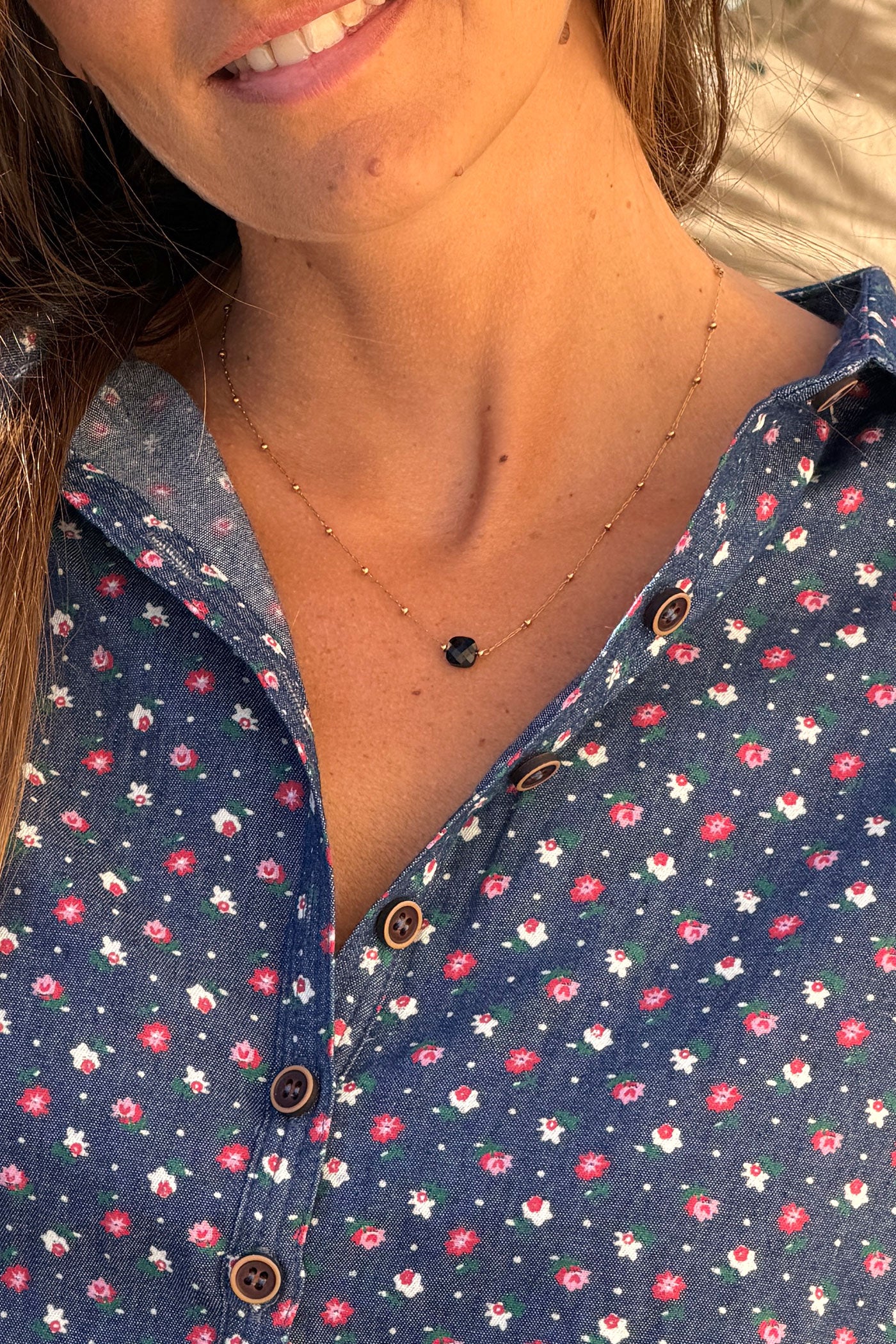 Collier chaine fine avec petite pierre noire marbrée