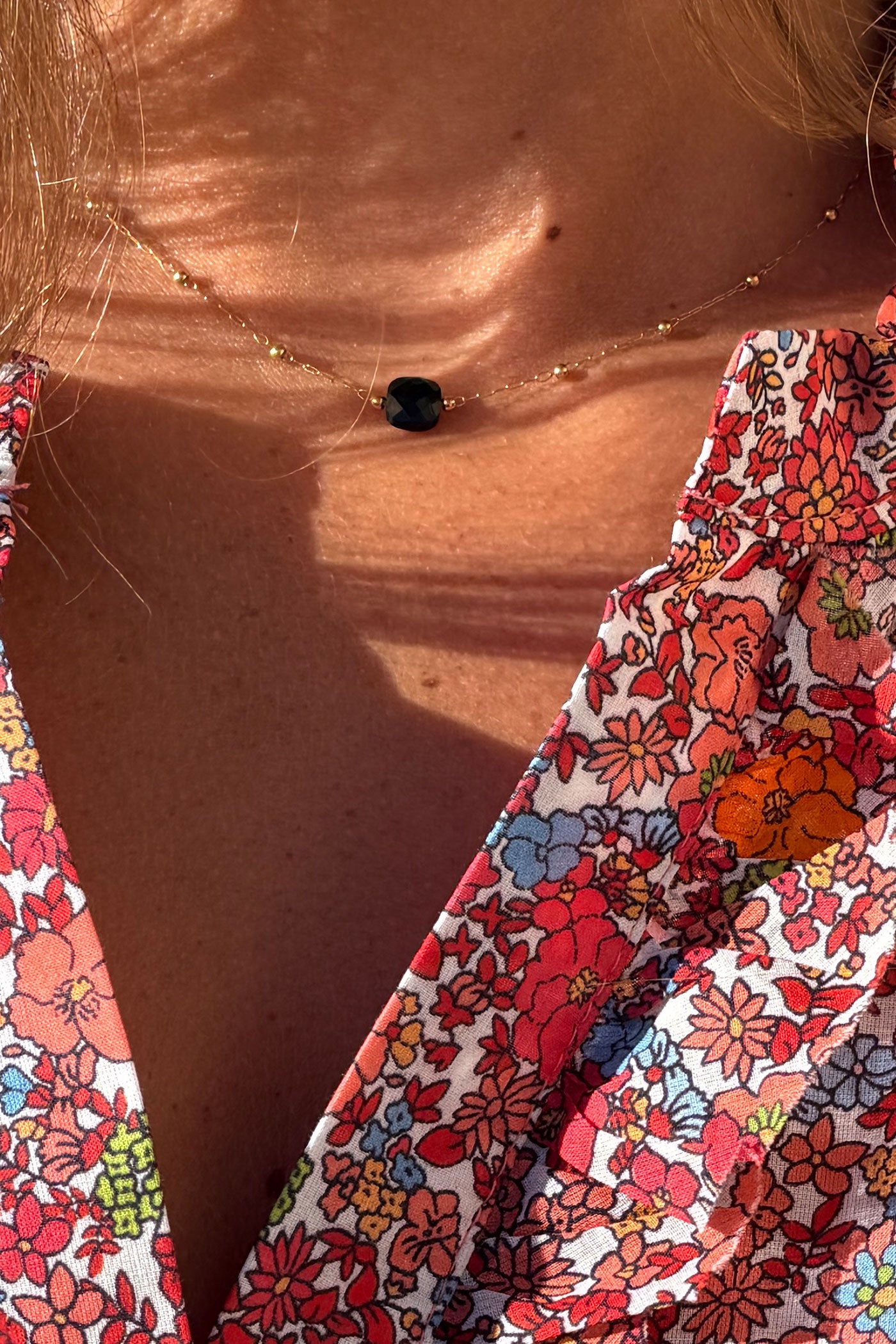 Collier chaine fine avec petite pierre noire marbrée