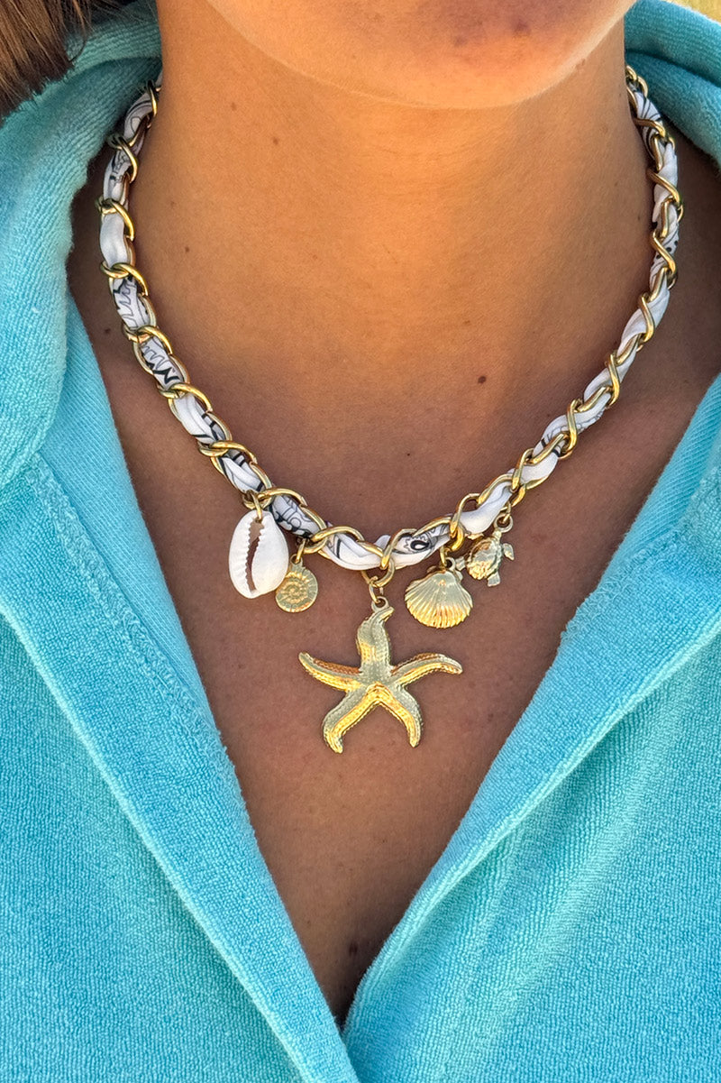 Collier en grosse maille dorée torsade tissu blanc pendentifs coquillages étoile de mer