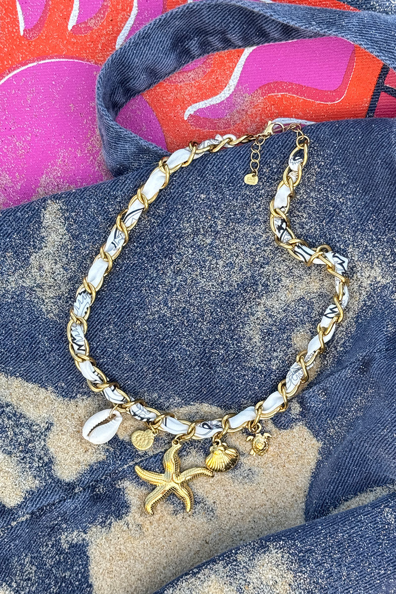 Collier en grosse maille dorée torsade tissu blanc pendentifs coquillages étoile de mer