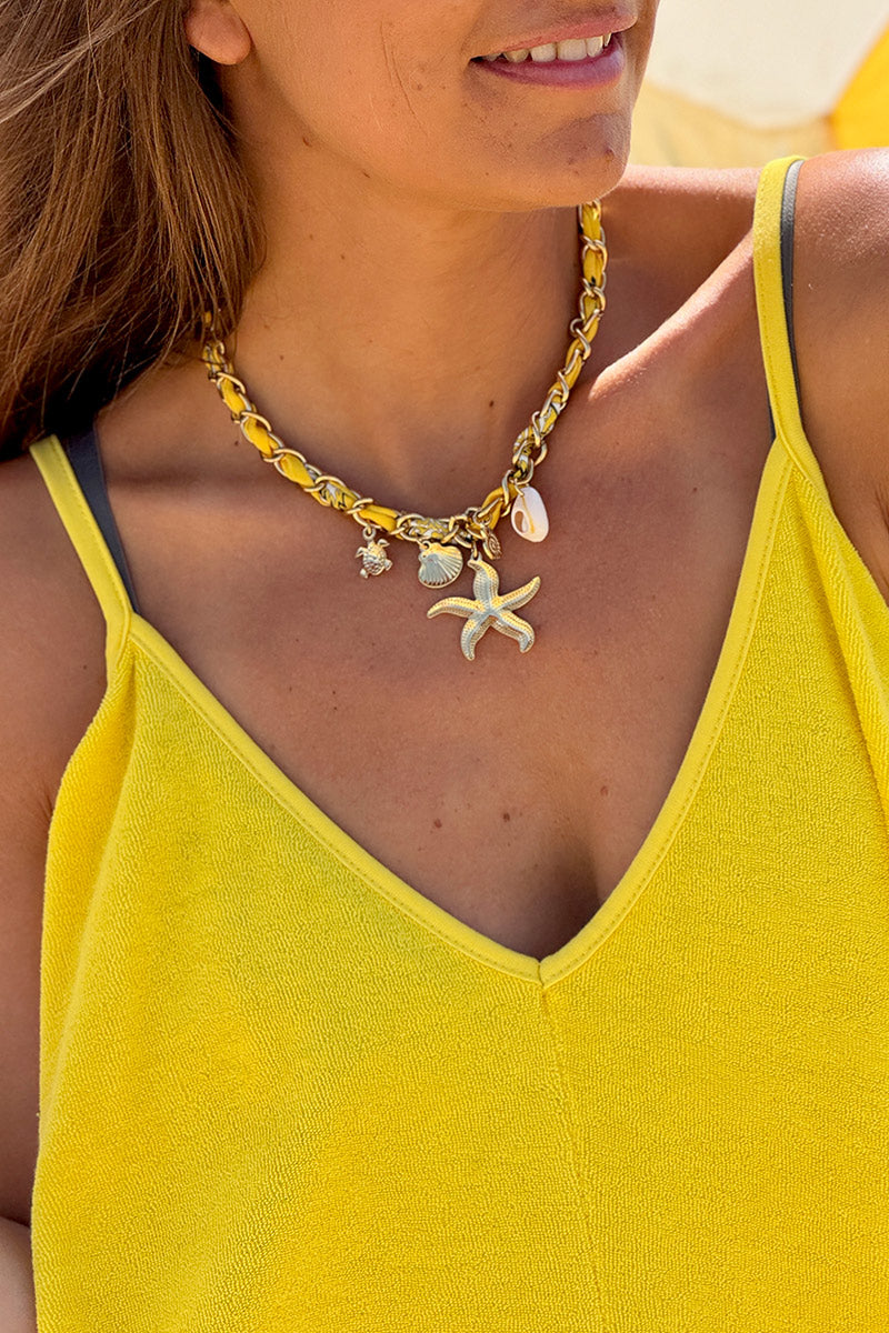 Collar en gran malla dorada de tela amarilla retorcida con colgantes de concha de estrella de mar