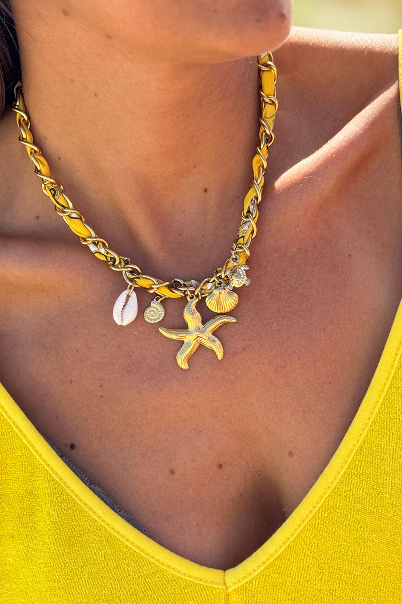 Collar en gran malla dorada de tela amarilla retorcida con colgantes de concha de estrella de mar
