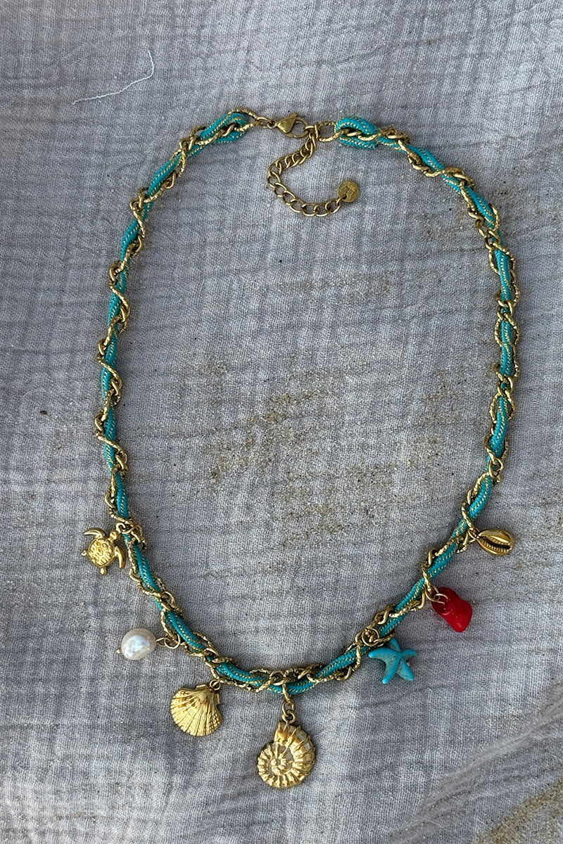 Collier maille dorée et corde turquoise torsade breloques coquillages et perles