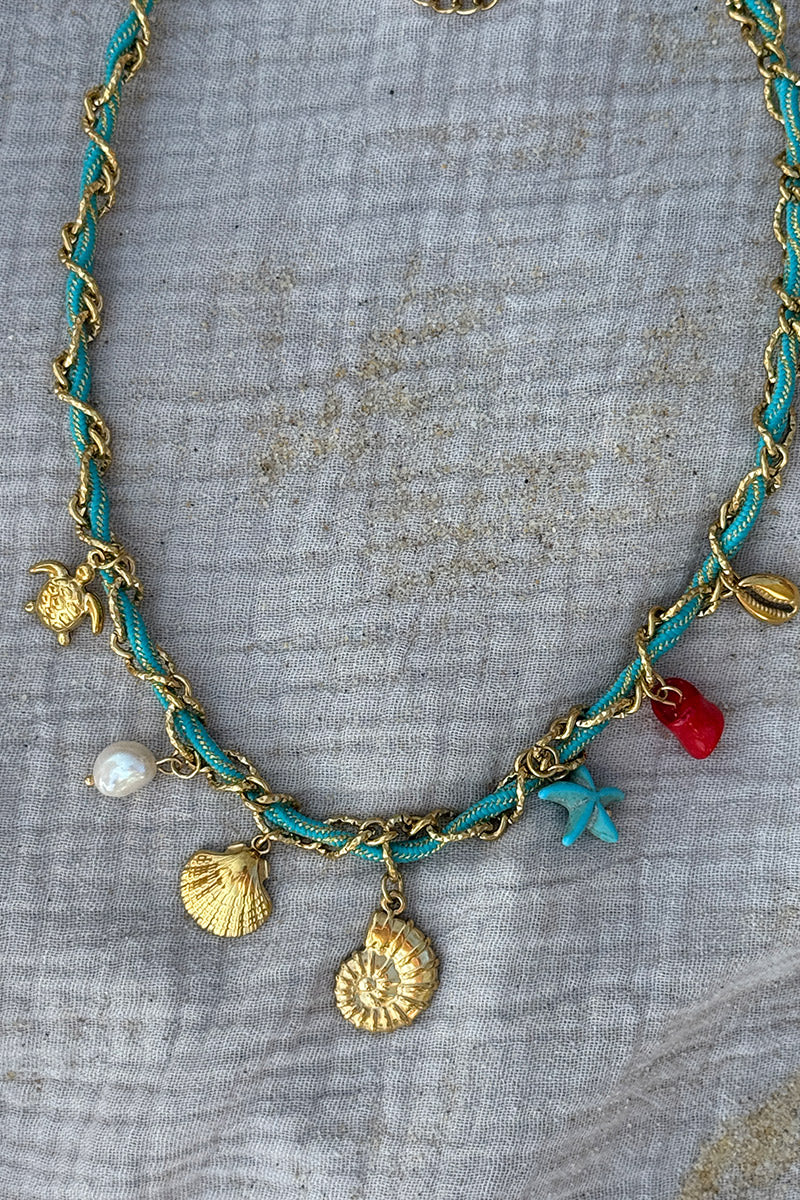 Collier maille dorée et corde turquoise torsade breloques coquillages et perles